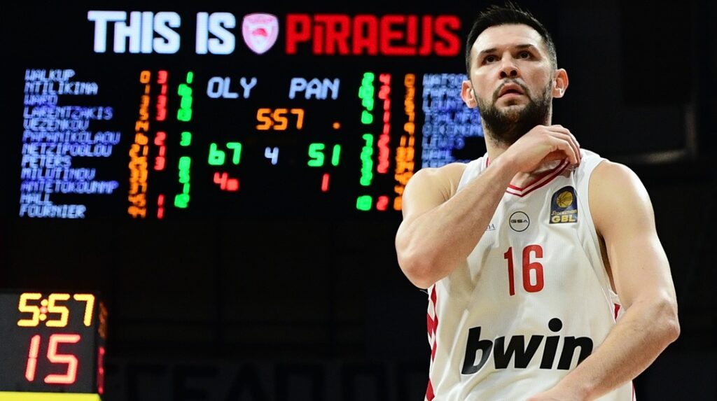 Παπανικολάου: Έγινε ο τέταρτος πασέρ στην ιστορία του Ολυμπιακού