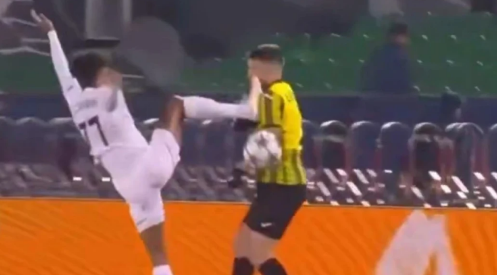 Καιράτ-Πάφος: Το «δολοφονικό» μαρκάρισμα του Κορέια που άφησε με δέκα παίκτες την κυπριακή ομάδα (vid)