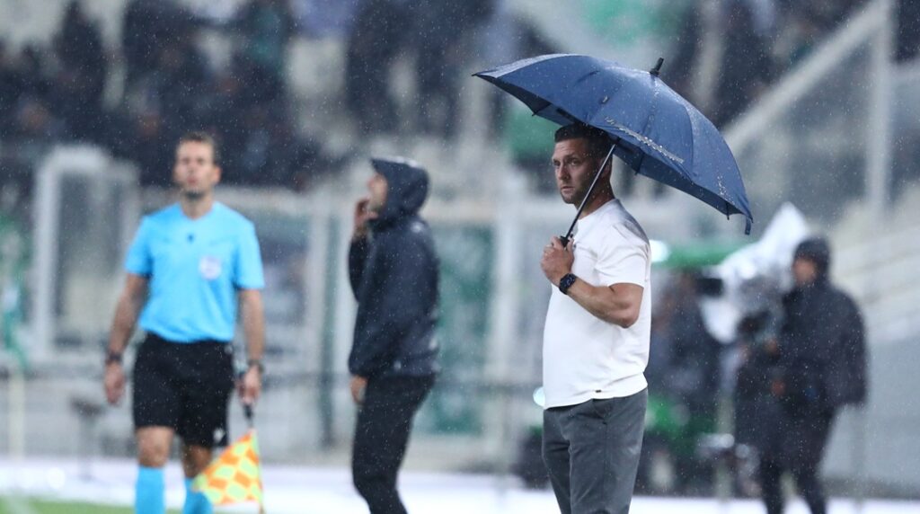 Παναθηναϊκός-Γκόου Αχέντ Ίγκλς: Φοβερός μύστης ο προπονητής των Ολλανδών – Εμφανίστηκε με ομπρέλα στο ΟΑΚΑ