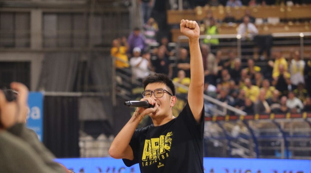 Σουτάκια από το κέντρο, συνθήματα, ένα με τον κόσμο – Έτσι έζησε ο Ρίτσαρντ Σιάο τον αγώνα του Άρη με το Αμβούργο