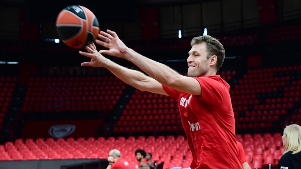 Σάσα Βεζένκοφ: «Όλες οι ομάδες έχουν τραυματισμούς και πρέπει να προχωράμε»