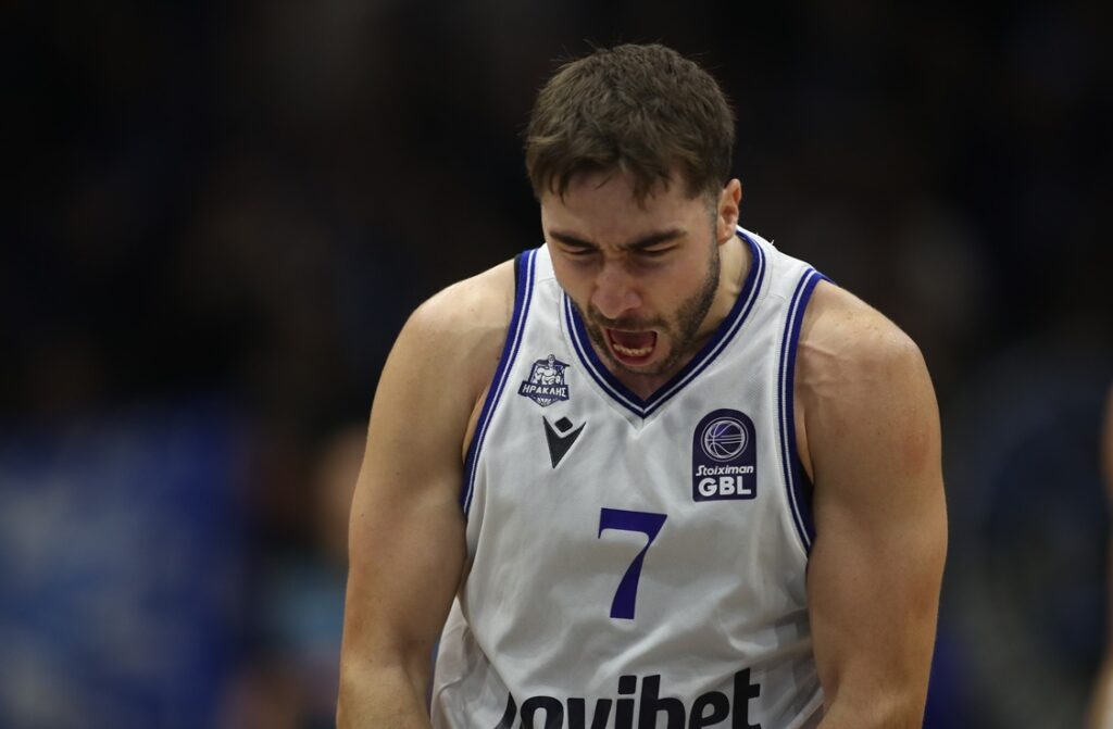 Έστησε πάρτι στο πρώτο μέρος ο Τσιακμάς: 4/5 τρίποντα στον αγώνα με τον Κολοσσό