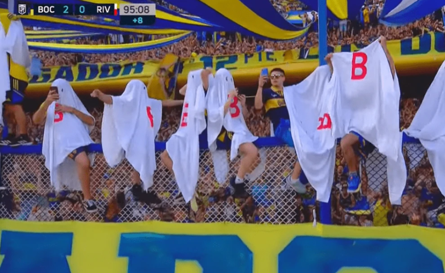 Μπόκα Τζούνιορς: Οι φίλαθλοί της ντύθηκαν φαντάσματα στο ντέρμπι με τη Ρίβερ