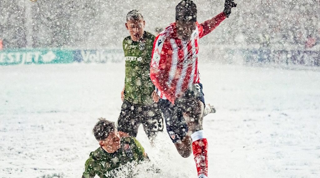 Το όνειρο κάθε ποδοσφαιριστή: Τελικός στον Καναδά έγινε σε γήπεδο που έμοιαζε με χιονοδρομικό κέντρο