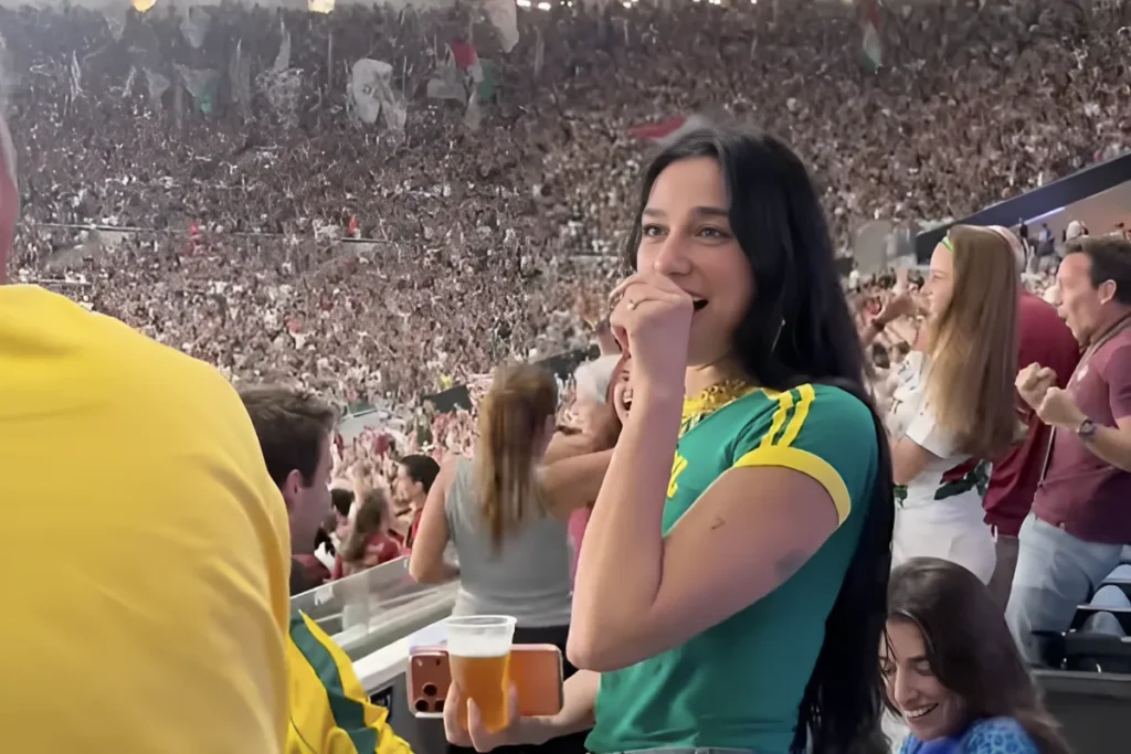 Ντούα Λίπα: Επισκέφθηκε το Μαρακανά φορώντας τη φανέλα της Βραζιλίας