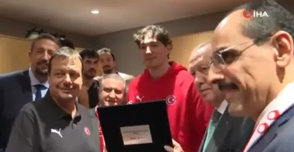 Ο Ερντογάν συνεχάρη Αταμάν και παίκτες στα αποδυτήρια μετά τη νίκη τη Τουρκίας