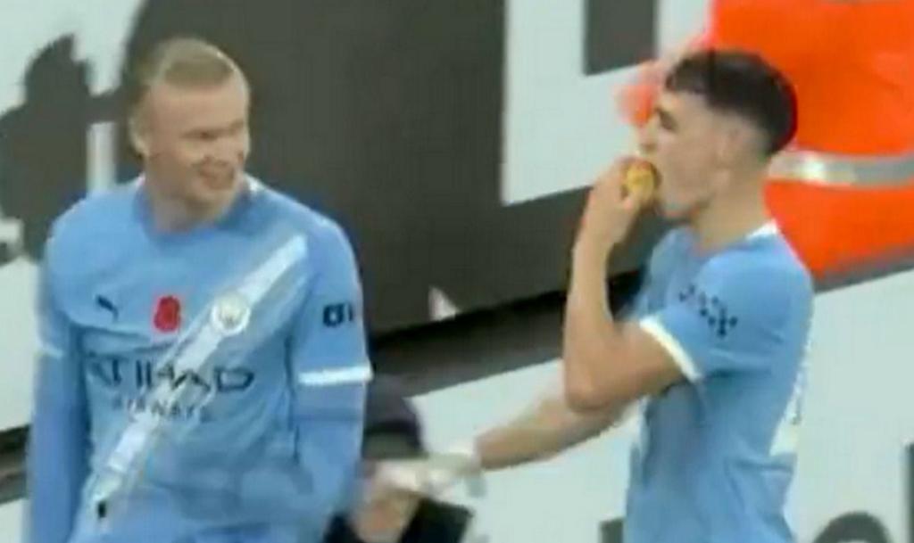 Μάντσεστερ Σίτι: Χάλαντ και Φόντεν έφαγαν… μήλο στον πανηγυρισμό της χρονιάς κόντρα στην Λίβερπουλ
