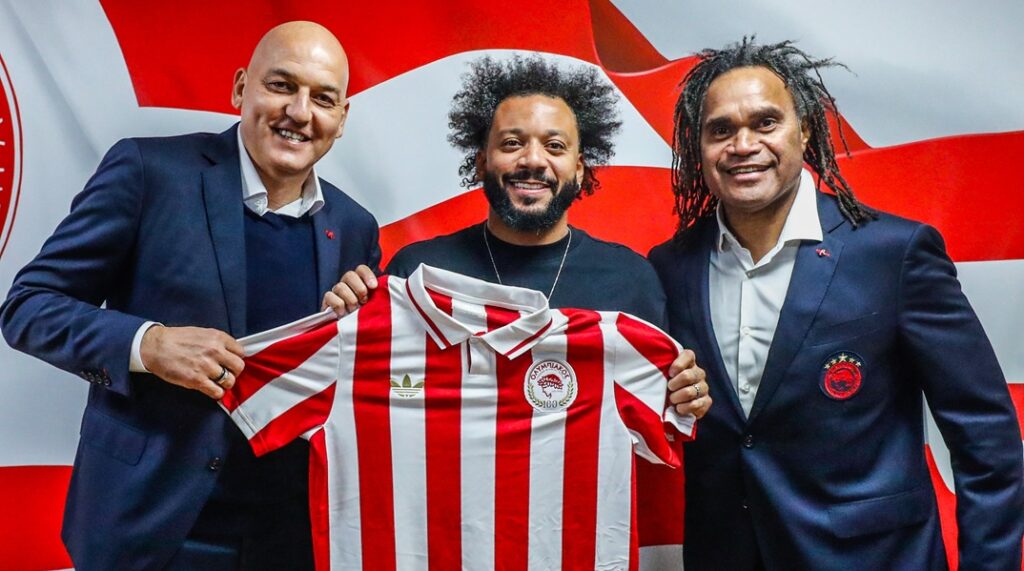 Ξανά στα ερυθρόλευκα ο Μαρσέλο – Φωτογραφήθηκε με την επετειακή φανέλα του Ολυμπιακού!