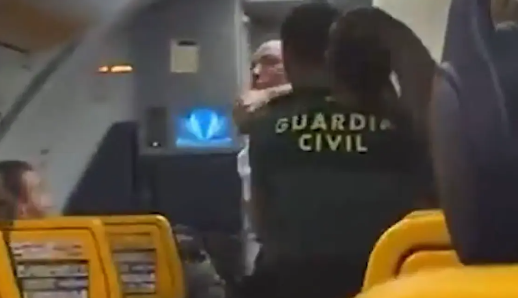 Ιρλανδή αθλήτρια του MMA επιτέθηκε και τραυμάτισε αστυνομικούς που την έβγαλαν από πτήση