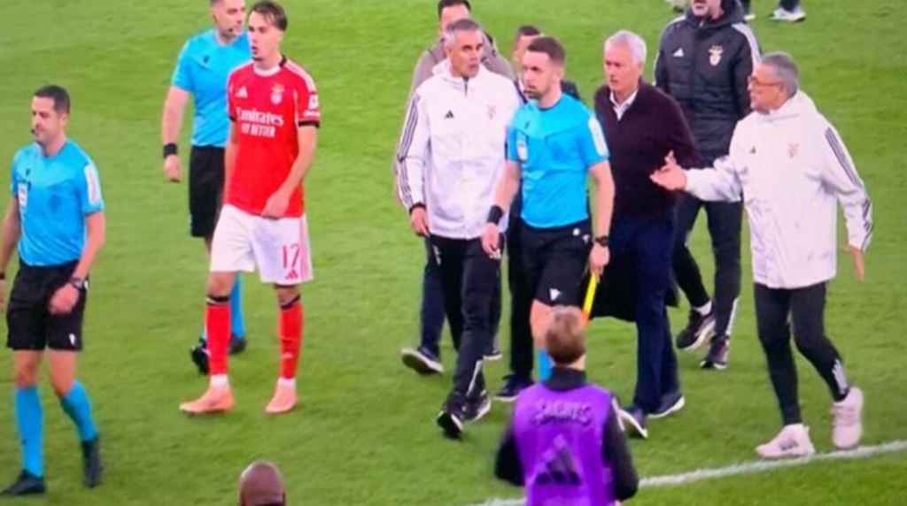 Μαινόμενος ο Μουρίνιο: Πήρε στο… κυνήγι τον διαιτητή – Τα έβαλε και με τους παίκτες του