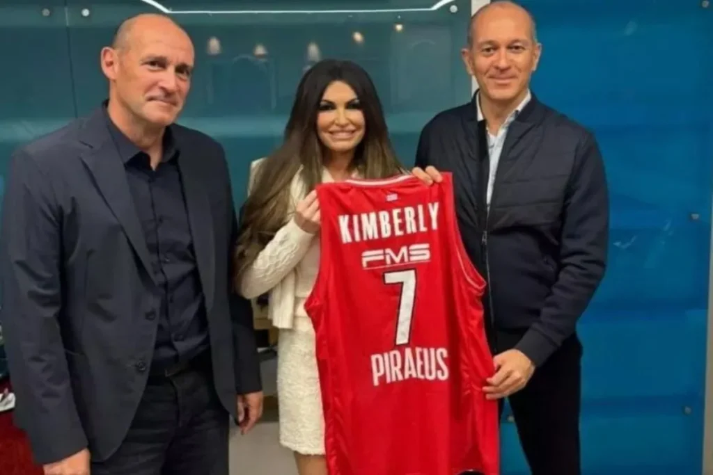 Ολυμπιακός: Οι Αγγελόπουλοι έδωσαν δώρο φανέλα στην πρέσβειρα των ΗΠΑ, Κίμπερλι Γκίλφοϊλ