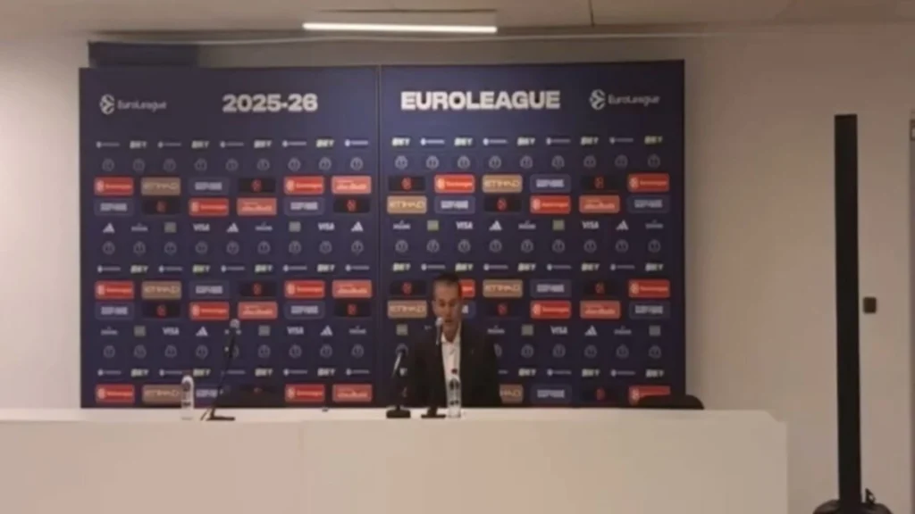 Απίθανο σκηνικό στο Παρί-Βαλένθια: Ο προπονητής των φιλοξενούμενων πήγε στην συνέντευξη Τύπου και δεν υπήρχε δημοσιογράφος