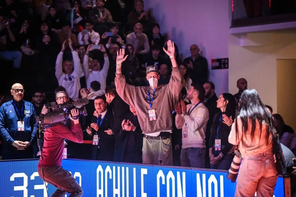 Ράγισαν καρδιές στην Ιταλία: Ο Πολονάρα “παρών” και στο παρκέ και η μεγάλη οθόνη τον παρουσίασε σαν να αγωνίζεται