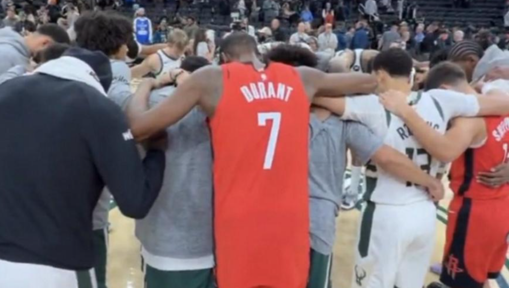 Παίχτες των Ρόκετς μπήκαν στον κύκλο προσευχής των Μπακς!