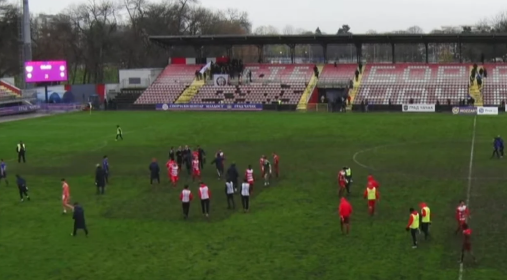 Σερβία: Χούλιγκαν απείλησαν τους παίκτες με όπλα