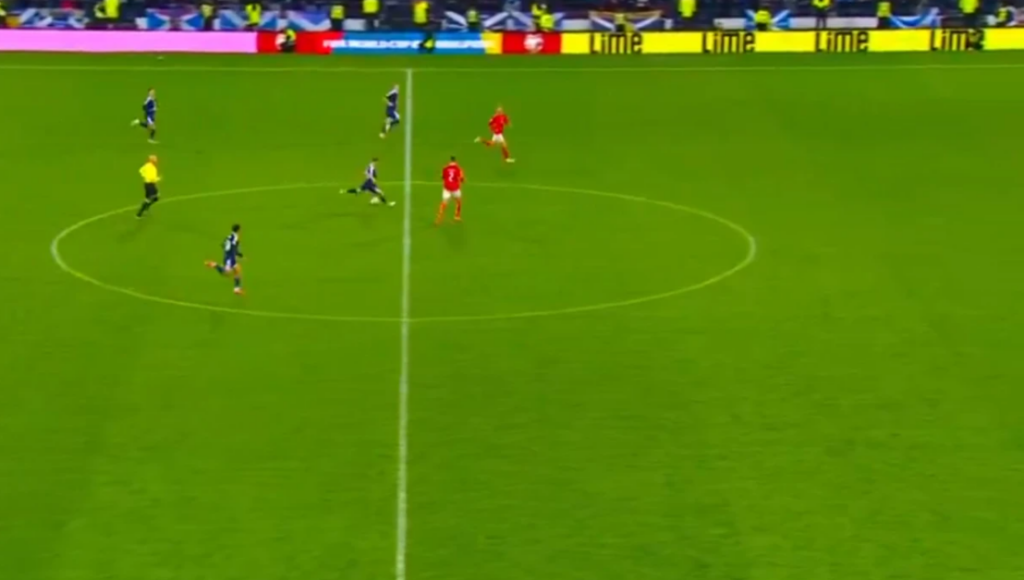 Ασύλληπτο γκολ της Σκωτίας στο 98ο λεπτό πίσω από τη σέντρα