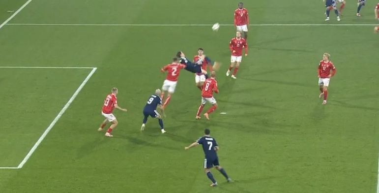 Κάποιος μας κάνει πλάκα – Ασύλληπτη γκολάρα από τον ΜακΤόμινεϊ με ανάποδο ψαλίδι στον «τελικό» της Σκωτίας