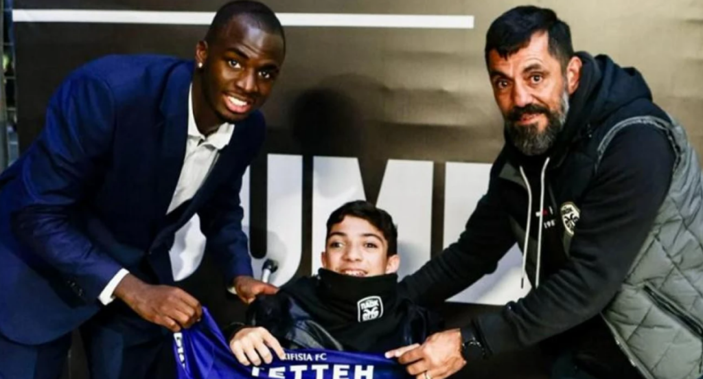 Τεττέη: Δώρισε τη φανέλα του στον μικρό Γιαννάκη