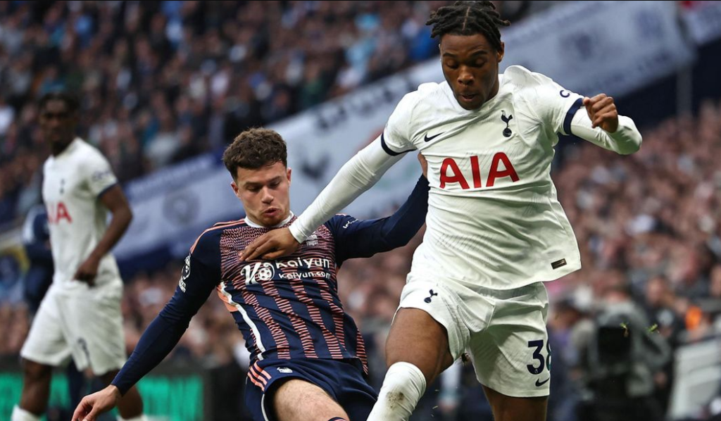 Premier League: Ο Ντέστινι Ουντότζι είναι ο παίκτης που απειλήθηκε με όπλο από γνωστό ατζέντη