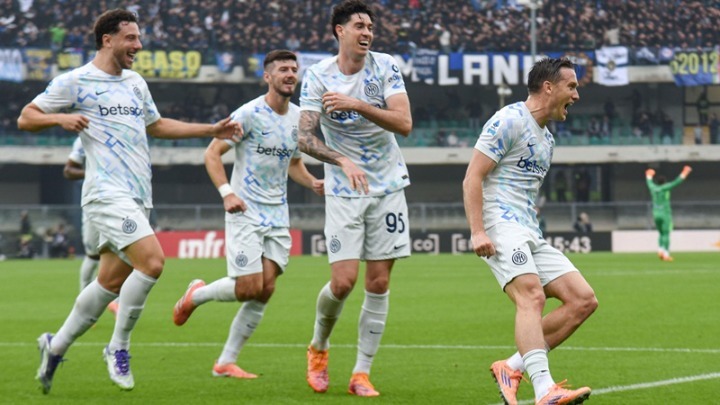 Το αυτογκόλ του Φρέζε στο 94ο λεπτό χάρισε στην Ίντερ μια δύσκολη νίκη (2-1) στη Βερόνα