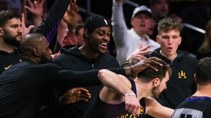 ΛεΜπρόν Τζέιμς για Ντόντσιτς: «Ποια πίεση όταν έχεις έναν παίκτη υποψήφιο για τον τίτλο του MVP;»