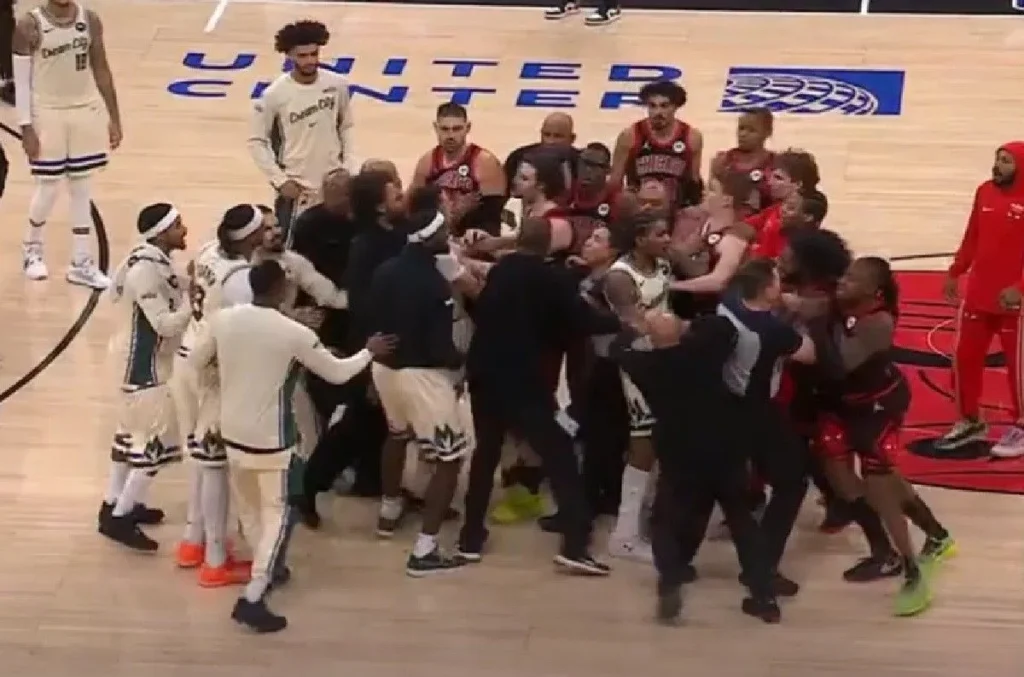 Αντετοκούνμπο: Κάρφωσε εμφατικά και έγινε ο κακός χαμός – Η απάντηση του Βούτσεβιτς