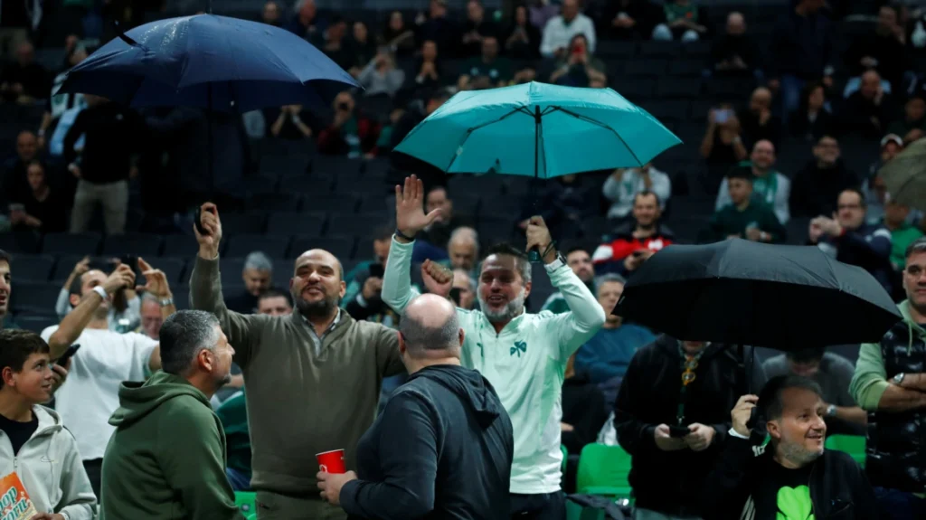 Παναθηναϊκός: Με ανοιχτές ομπρέλες στο κλειστό του ΟΑΚΑ «τρόλαραν» τον Ολυμπιακό