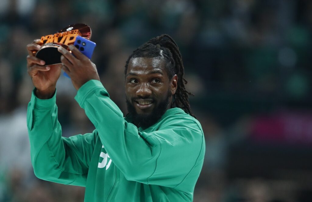 Φαρίντ: Παρέλαβε το MVP του Νοεμβρίου και έβγαλε selfie με το βραβείο