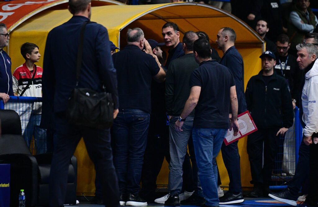 Μπαρτζώκας: Φραστικό επεισόδιο με οπαδούς του Περιστερίου