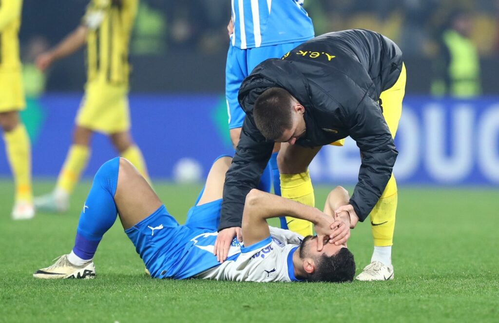 Το απόλυτο κοντράστ συναισθημάτων: Οι παίκτες της Κραϊόβα, ξέσπασαν σε λυγμούς μετά τον αποκλεισμό από την ΑΕΚ