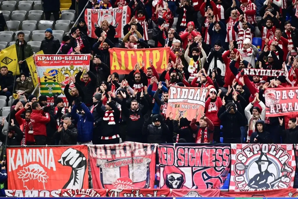 Ολυμπιακός: Δεν καταλαβαίνουν από κρύο οι οπαδοί της ομάδας – Δυναμικό παρόν στην Αστάνα (+pics)