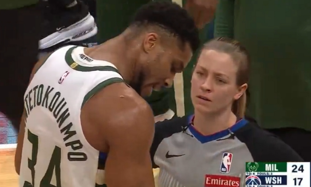 Αντετοκούνμπο: Ικέτευε τους διαιτητές να του δώσουν φάουλ και τους έδειχνε την πληγή του