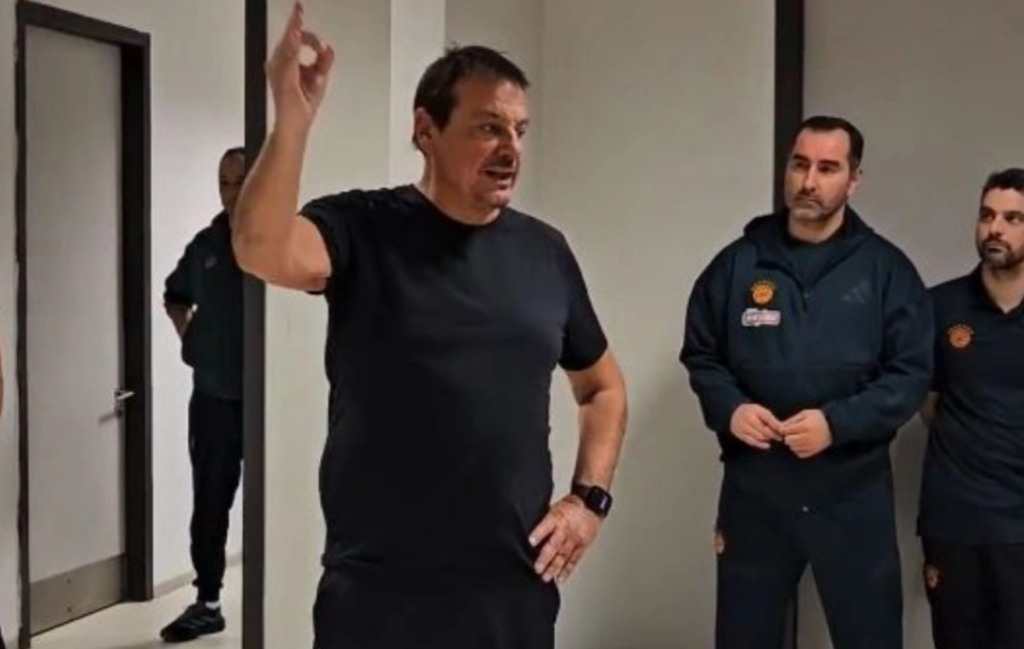 Το «ευχαριστώ» του Αταμάν στα αποδυτήρια: «Μου έβριζαν τη μάνα, δώσατε την απάντηση στο παρκέ»