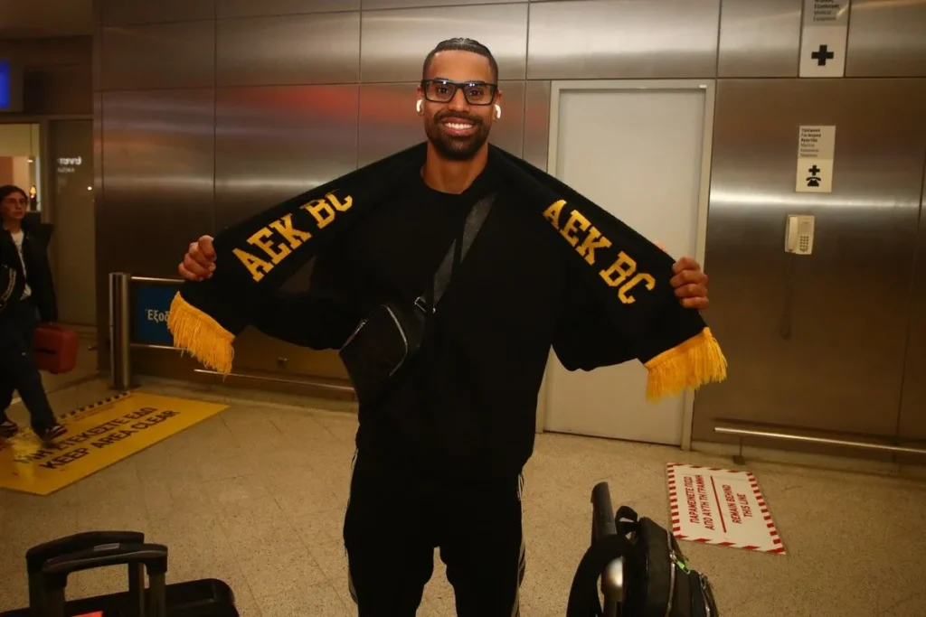 AEK: Έφτασε στην Αθήνα ο Κλαβέλ