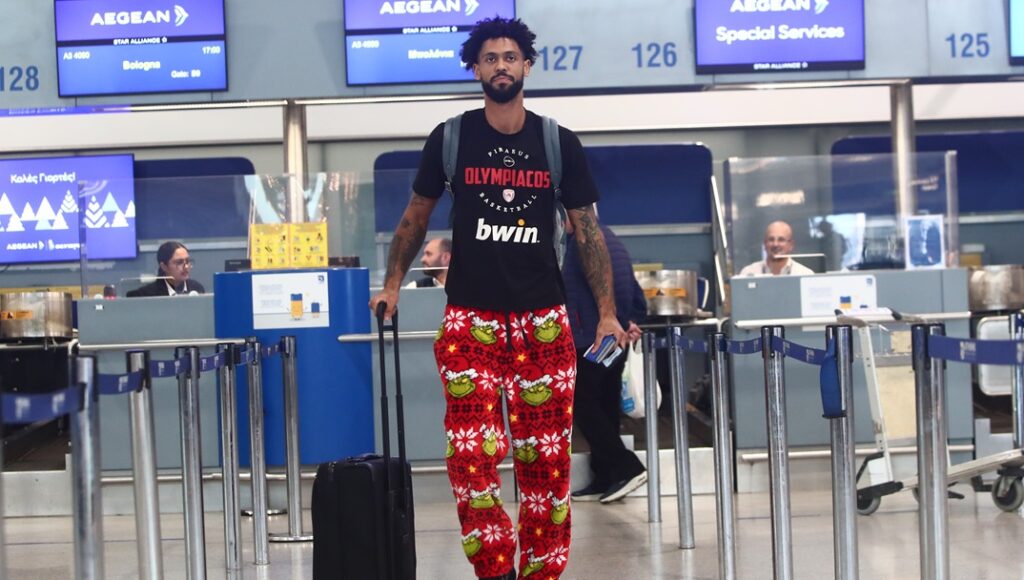 Μοναδικός Ντόρσεϊ- Έκλεψε την παράσταση στο αεροδρόμιο με παντελόνι… Grinch