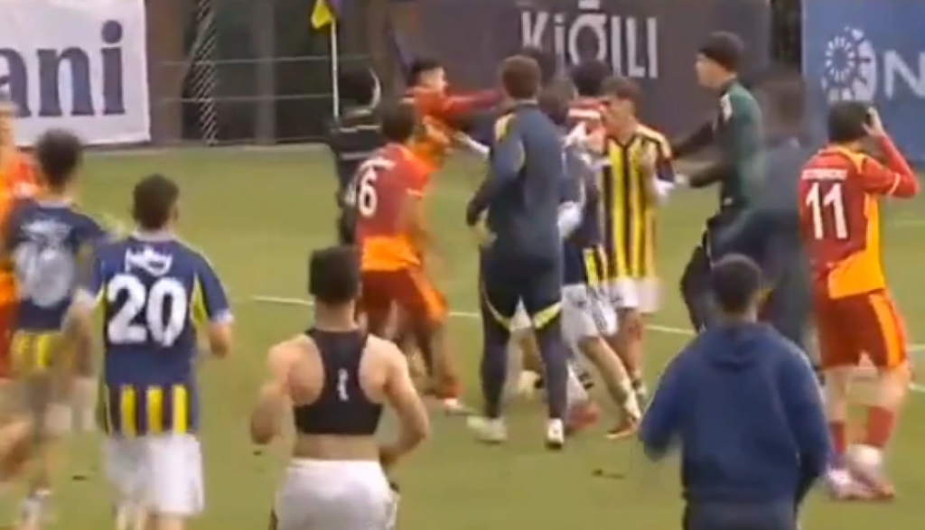 Τουρκία: Παίκτες U19 της Φενέρ και της Γαλατασαράι μετέτρεψαν το γήπεδο σε… ρινγκ