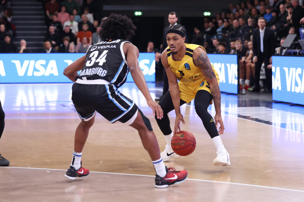 «Όρθιος» στο Αμβούργο ο Άρης