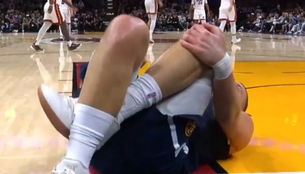 Γιόκιτς: Αγωνία για τον Σέρβο, τραυματίστηκε από πάτημα συμπαίκτη του