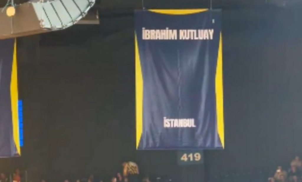 Φενέρμπαχτσε: Η φανέλα του Κουτλουάι για πάντα στην οροφή του «Ulker Sports Hall»