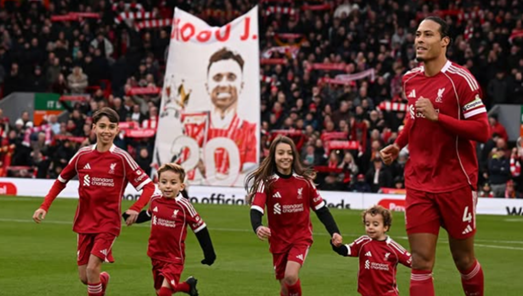 Ρίγη συγκίνησης στο Άνφιλντ: Τα παιδιά του Ζότα βγήκαν στον αγωνιστικό χώρο με τους παίκτες της Λίβερπουλ