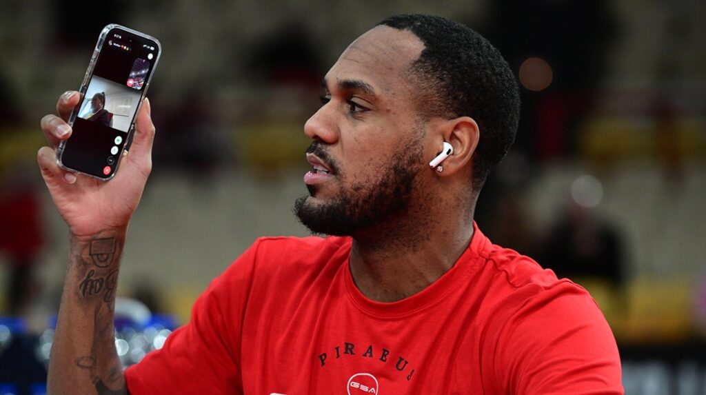 Στο ΣΕΦ ο Μόντε Μόρις – Οι πρώτες στιγμές ως «ερυθρόλευκος»