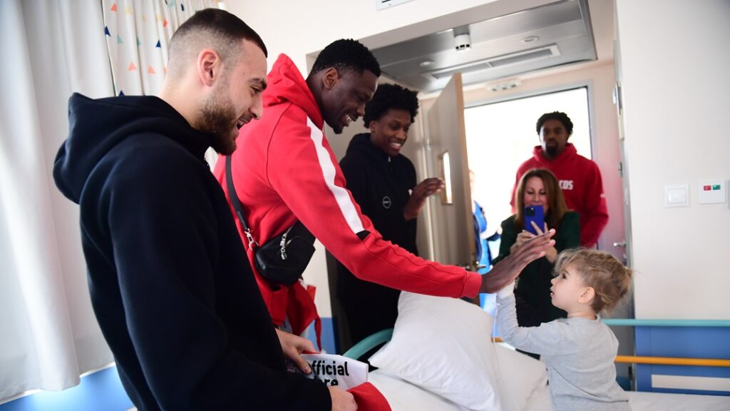 «Ερυθρόλευκη» επίσκεψη στο Ιατρικό Κέντρο Αθηνών – Πρόσφεραν δώρα και χαρά οι παίκτες του Ολυμπιακού