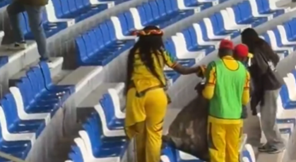 Σενεγάλη: Οι φίλαθλοι καθάρισαν την κερκίδα τους μετά τον αγώνα με το Κονγκό
