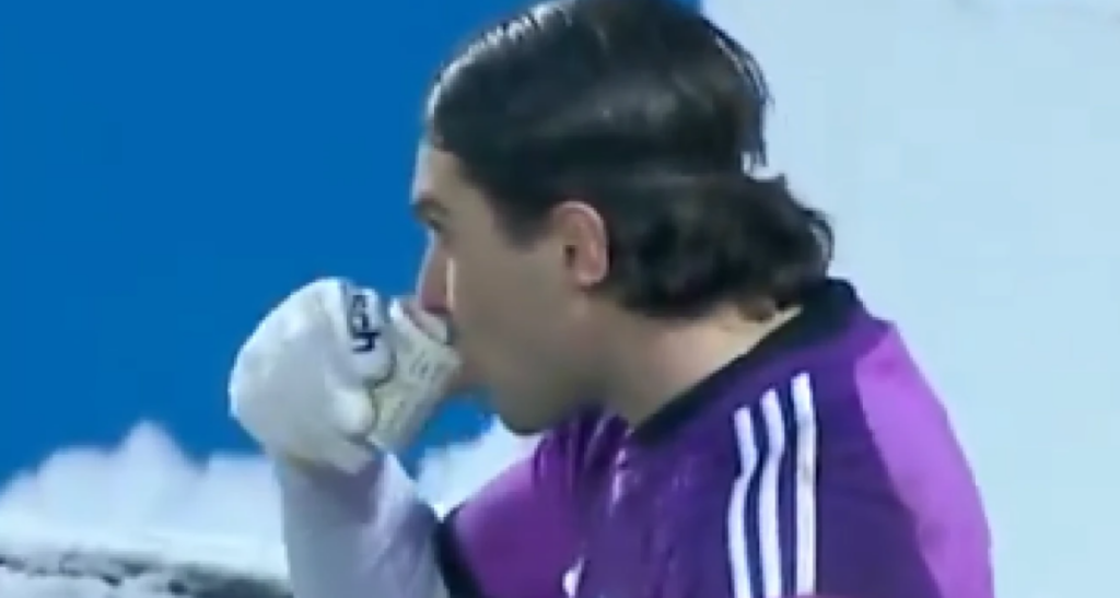 Τουρκία: Τερματοφύλακας έπινε… τσάι για να ζεσταθεί (vid)