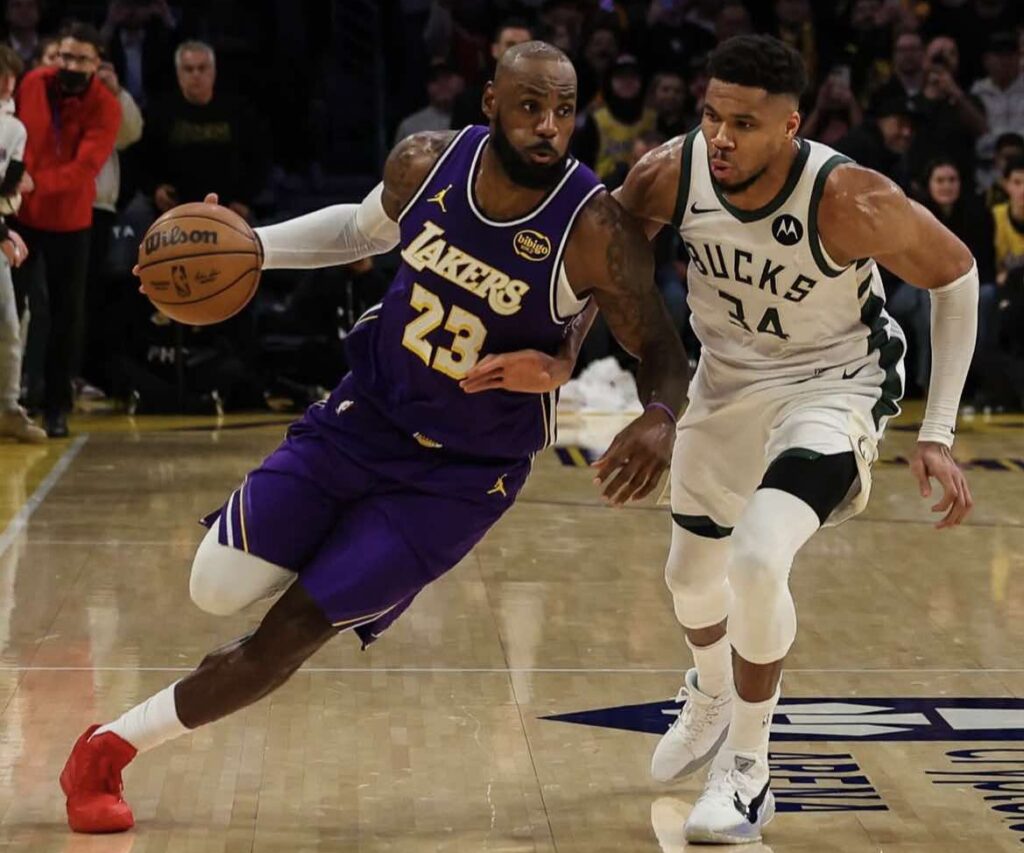 «Έσβησε» τον Λεπρον ο Γιάννης Αντετοκνούμπο – Οι φάσεις που χάρισαν τη νίκη στους μπακς (+vids)