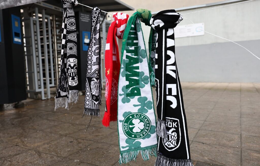 To τροχαίο στη Ρουμανία ενώνει: Κασκόλ του Ολυμπιακού, του Παναθηναϊκού και της ΑΕΚ ως φόρος τιμής για τους επτά αδικοχαμένους φίλους του Δικεφάλου