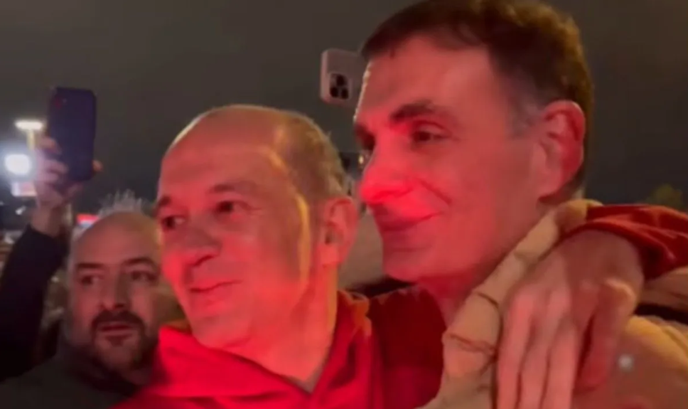 Ολυμπιακός: Το backstage της υποδοχής των ερυθρόλευκων με τον εκστασιασμένο Γιώργο Αγγελόπουλο και το MVP στον Βεζένκοβ