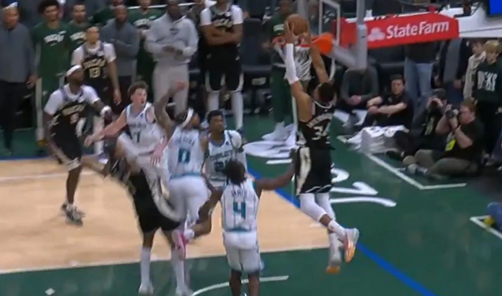 Αντετοκούνμπο: Το νικητήριο κάρφωμα απέναντι στους Χόρνετς