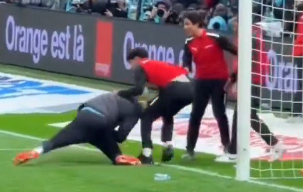 Copa Africa: Μάχη των ball boys του Μαρόκου με τον αναπληρωματικό κίπερ της Σενεγάλης για την πετσέτα του Μεντί