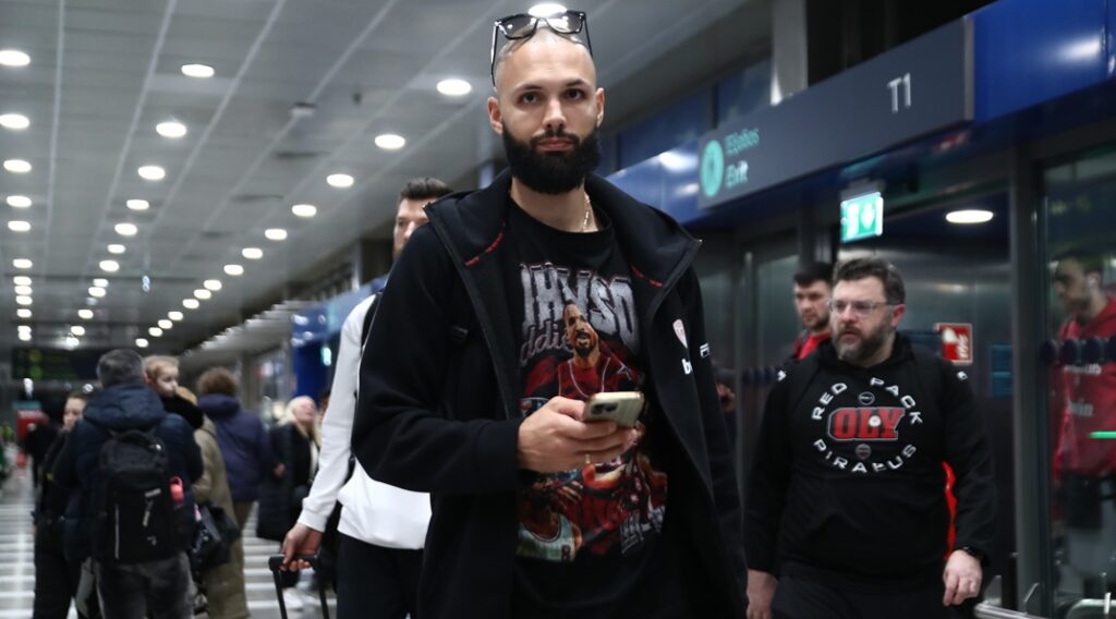 Η αποθέωση του Έντι Τζόνσον στον Εβάν Φουρνιέ για το επικό μπλουζάκι που λανσάρει (pic)